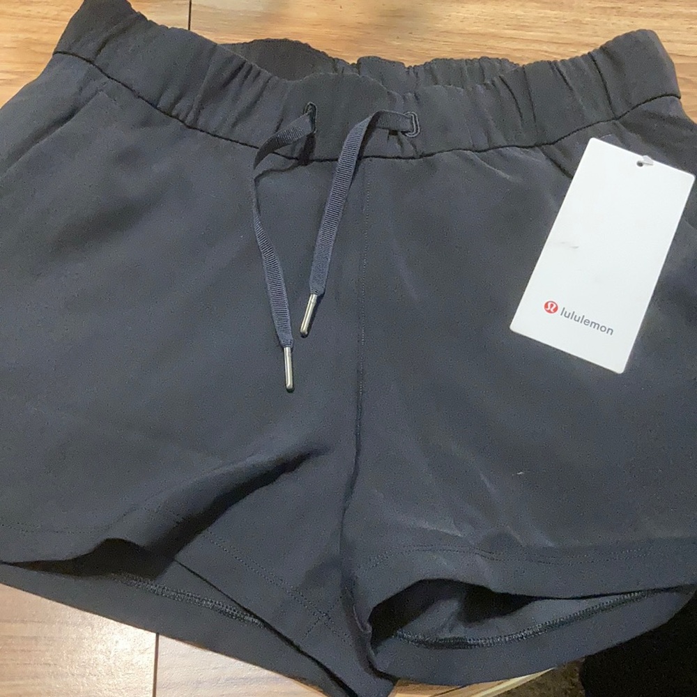 Lululemon On the Fly MR Short 2.5” Woven size 6 NEW WITH TAGS